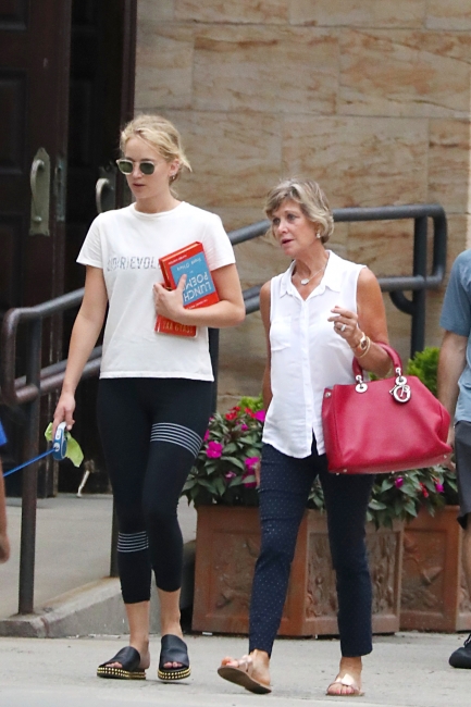 jennifer-lawrence-out-in-nyc-picturepub-10.jpg