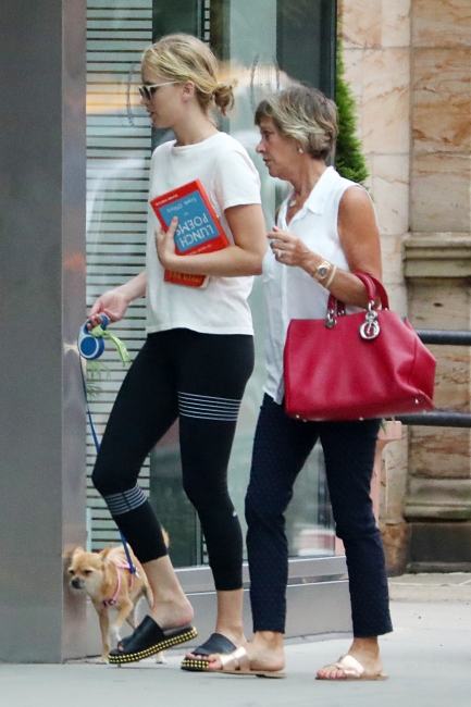 jennifer-lawrence-out-in-nyc-picturepub-11.jpg