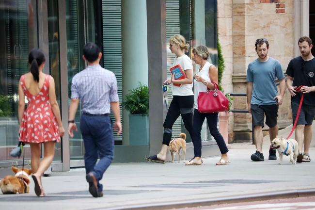 jennifer-lawrence-out-in-nyc-picturepub-12.jpg