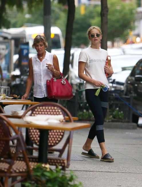 jennifer-lawrence-out-in-nyc-picturepub-13.jpg