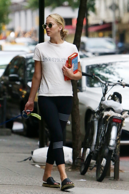 jennifer-lawrence-out-in-nyc-picturepub-22.jpg