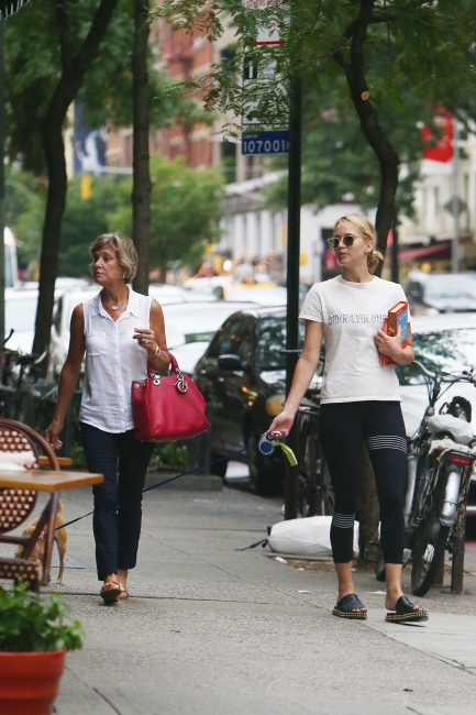 jennifer-lawrence-out-in-nyc-picturepub-25.jpg