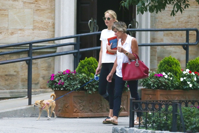 jennifer-lawrence-out-in-nyc-picturepub-36.jpg