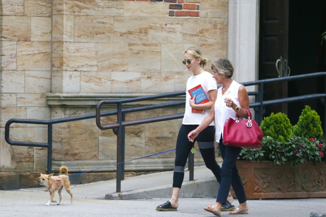 jennifer-lawrence-out-in-nyc-picturepub-37.jpg