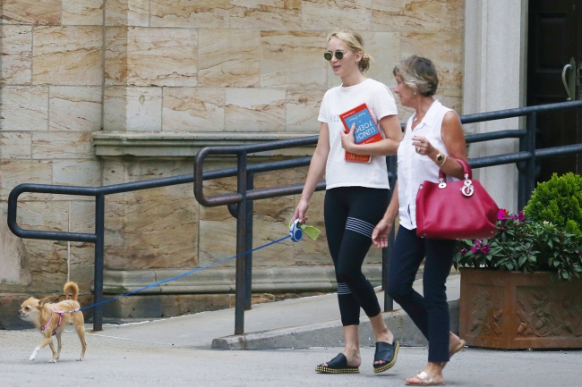 jennifer-lawrence-out-in-nyc-picturepub-38.jpg