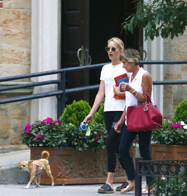 jennifer-lawrence-out-in-nyc-picturepub-39.jpg