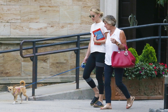 jennifer-lawrence-out-in-nyc-picturepub-40.jpg