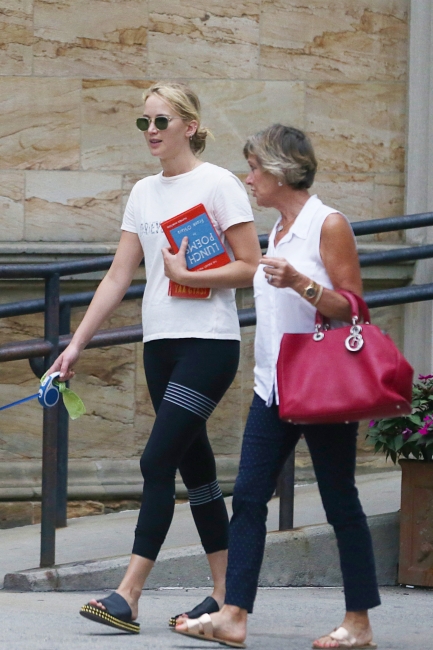 jennifer-lawrence-out-in-nyc-picturepub-41.jpg