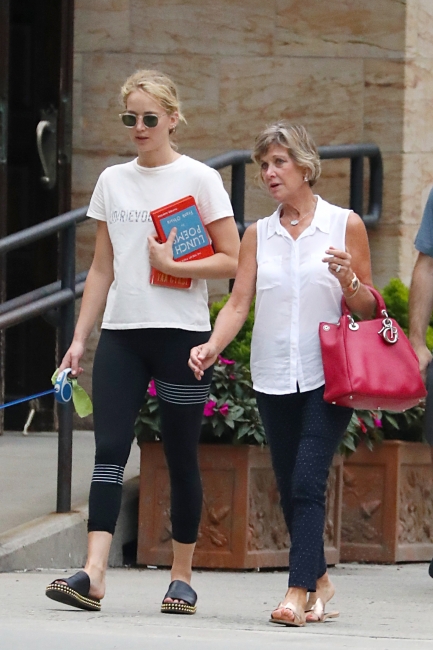 jennifer-lawrence-out-in-nyc-picturepub-9.jpg